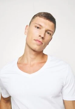 Pier One 2 PACK - T-Shirt Basic - White -Deutschland Pier One Verkaufs-Shop 2464778c5d314b51b098f8e722d959b0