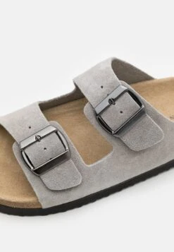 Pier One LEATHER UNISEX - Pantolette Flach - Grey 13 Pier One LEATHER UNISEX - Pantolette Flach - Grey -Deutschland Pier One Verkaufs-Shop 6b071714d1514b7cbade5fbfdf5bc6fc