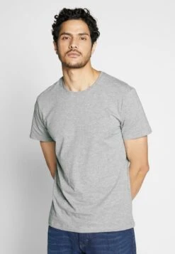 Pier One 4 PACK - T-Shirt Basic - Black/white/blue -Deutschland Pier One Verkaufs-Shop 787cce0b7b46477b88eb701d23146d85