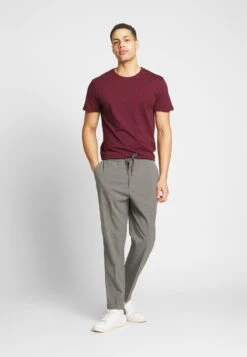 Pier One 3 PACK - T-Shirt Basic - White/dark Blue/red -Deutschland Pier One Verkaufs-Shop 7d46c406b4f84647b7fcf18328327658