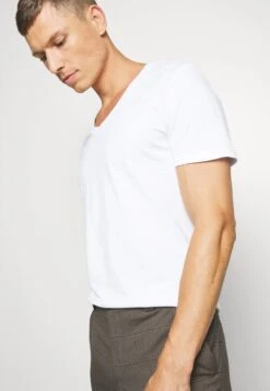 Pier One 2 PACK - T-Shirt Basic - White -Deutschland Pier One Verkaufs-Shop 8a50f47374ab42e380a66ae8b1778f0e