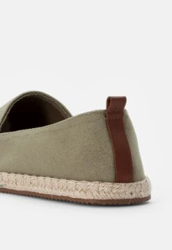 Pier One RENA ESPADRILLE UNISEX - Espadrille - Olive -Deutschland Pier One Verkaufs-Shop 8b1ef3dce9d344a08d816af96a53324d