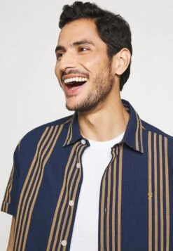 Pier One T-Shirt Basic - White/black/bordeaux -Deutschland Pier One Verkaufs-Shop ad1e5f105df94e638daafdd57d29d49c