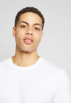 Pier One 3 PACK - T-Shirt Basic - White/dark Blue/red -Deutschland Pier One Verkaufs-Shop bb58520a3fdd4addbd204975d9a479ed